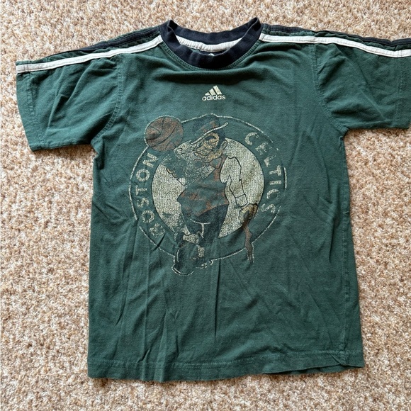 Vintage BOSTON CELTICS BOYS GIRLS Adidas GREEN TSHIRT SIZE M - Picture 1 of 5
